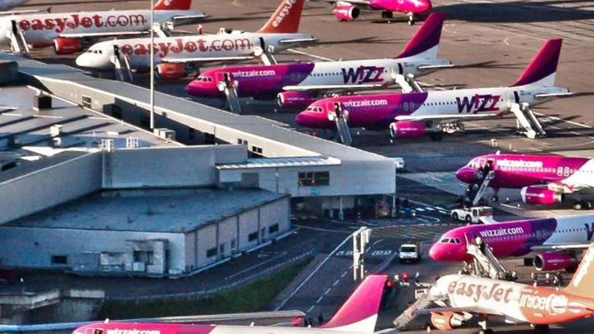 Aviones de Wizz Air en el aeropuerto de Alicante.