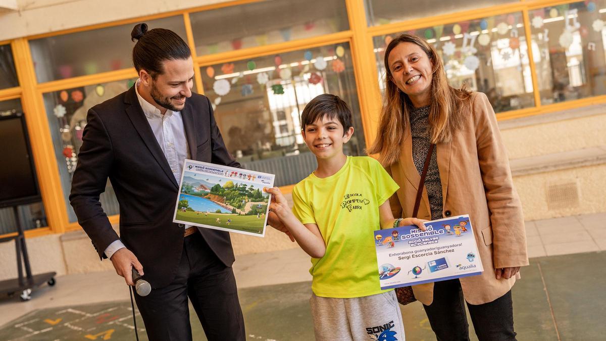 Sergi Escorcia, de l'Escola Pompeu Fabra, rebent el premi.