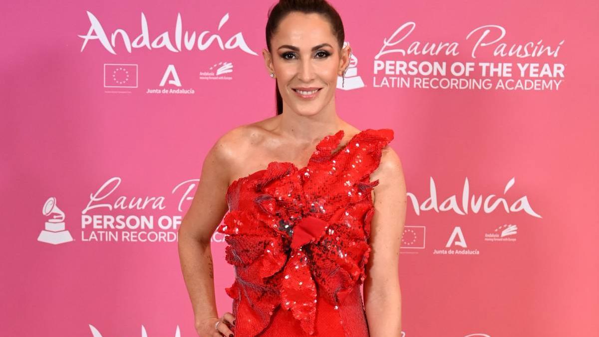 El perfecto look de fiesta de Malú es un vestido rojo de lentejuelas impresionante