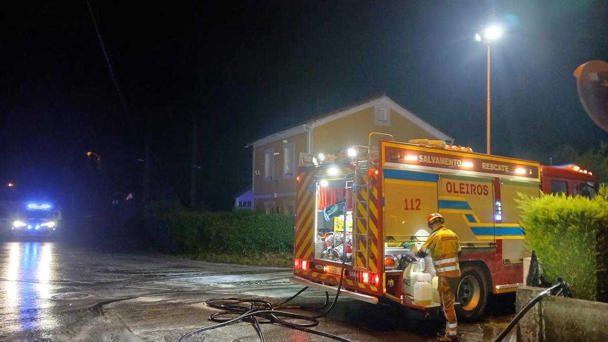 Los bomberos limpiaron la calzada tras el accidente