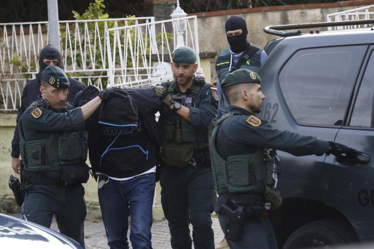 La Guardia Civil se lleva a un yihadista detenido en Martorell el pasado 16 de enero.