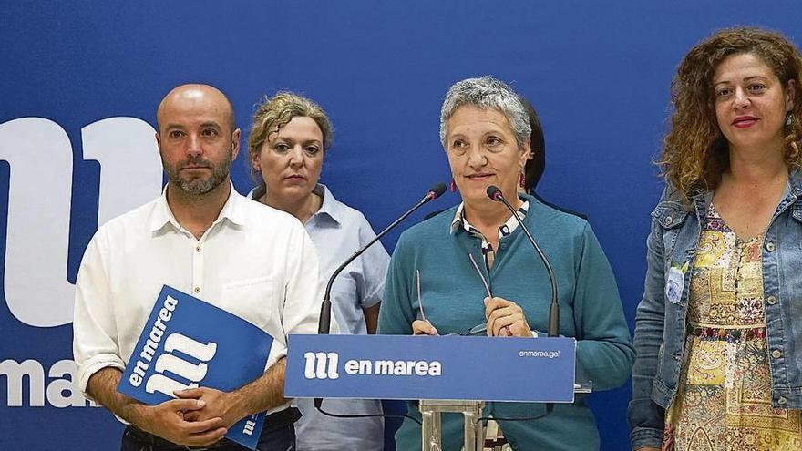 Luis Villares, junto a la candidata al Europarlamento, Lidia Senra, y miembros del partido. // FdV