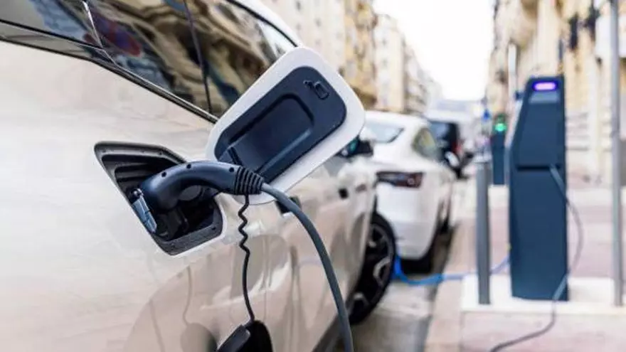 Barcelona es la ciudad más cara para aparcar un coche eléctrico en la calle