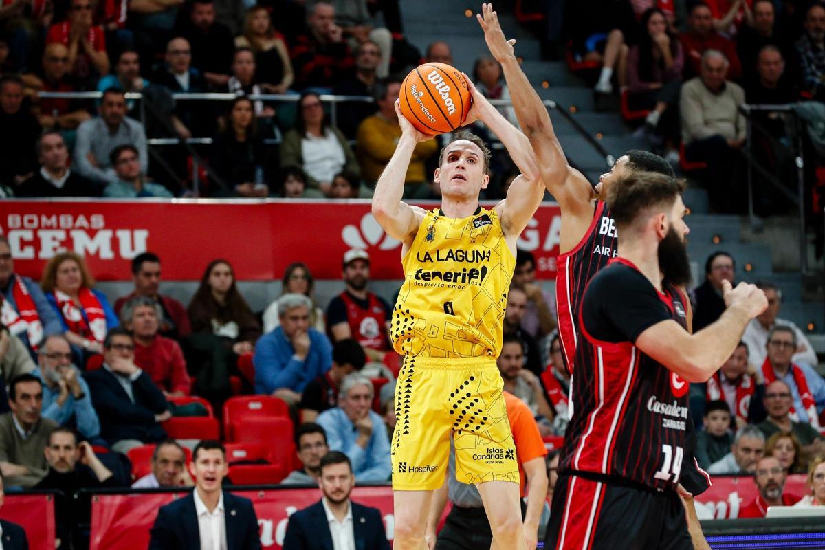 Huertas lanza a canasta ante la oposición de Bell-Haynes