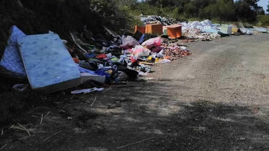 Parte de la basura acumulada en el vertedero ilegal de Bardasquera.