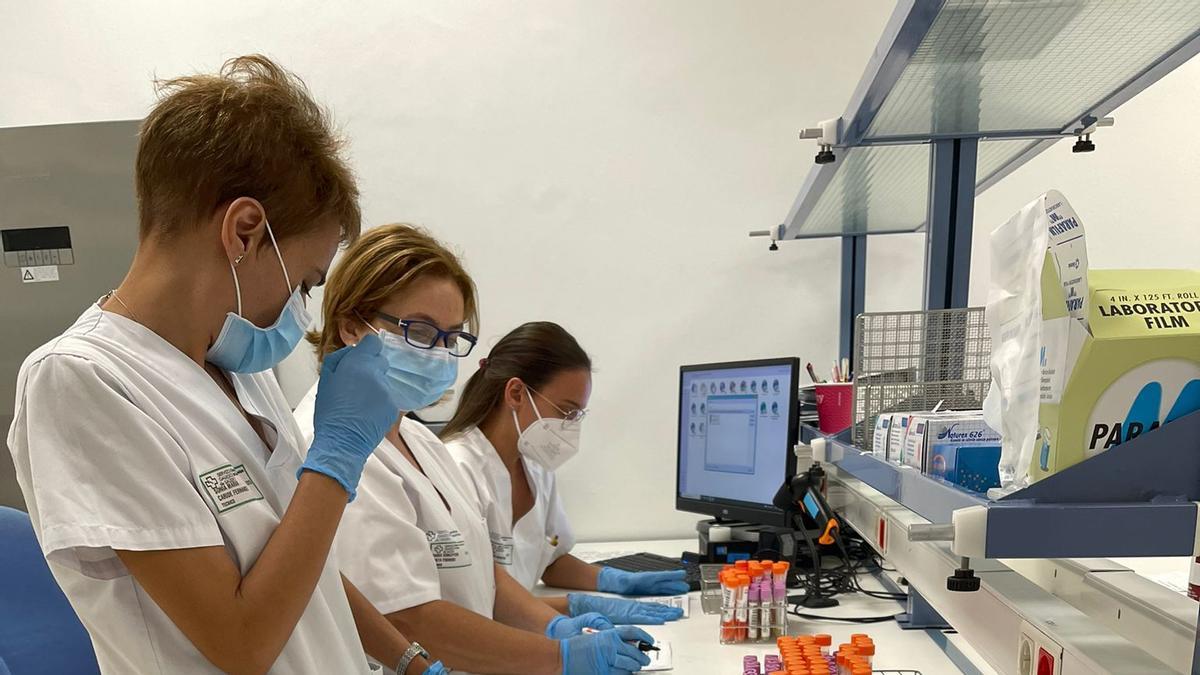 Profesionales del laboratorio de microbiología del CHUO. // Sergas