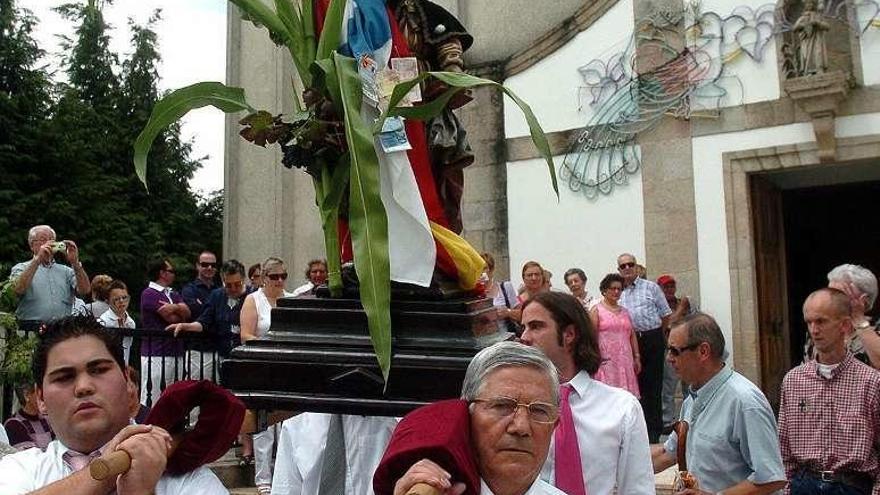 Procesión de Santiaguiño con las ofrendas de uvas y el maíz. // R. V.