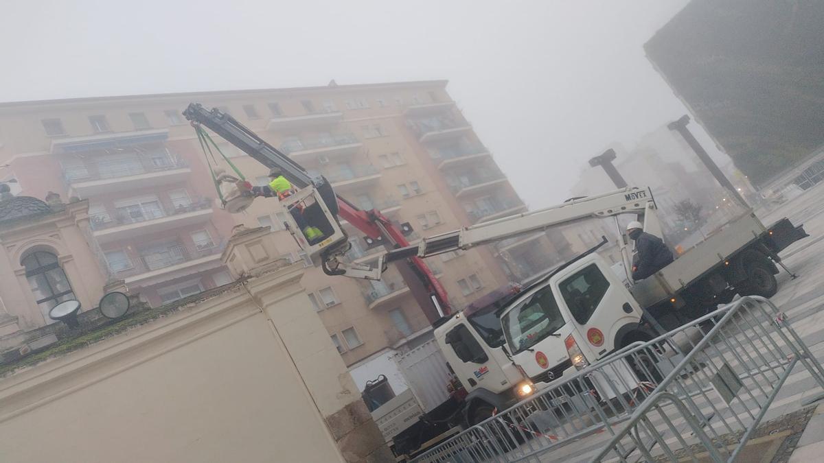 Técnicos realizan pruebas previas a la instalación de las cráteras del Hornito de Santa Eulalia.