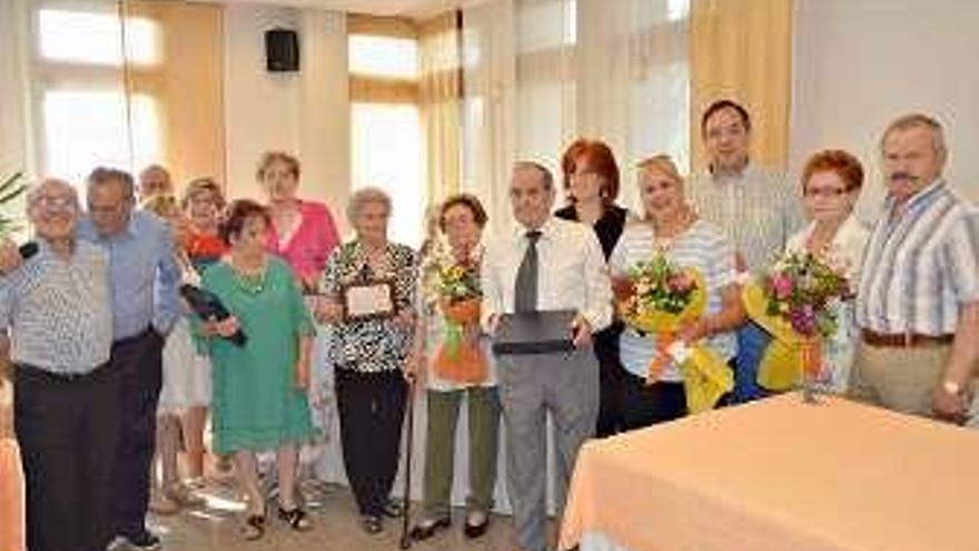 Los abuelos y autoridades, ayer, en el homenaje.