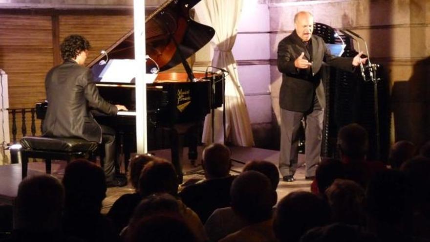 Joaquín Pixán y su pianista, Mario Bernardo, en plena sesión.