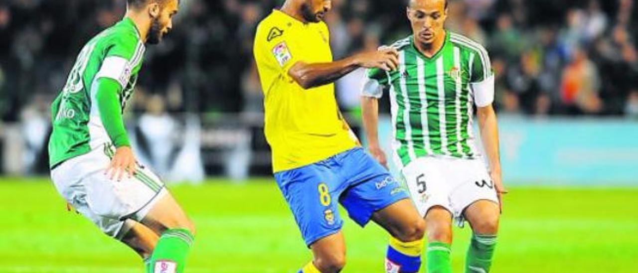 Willian José conduce el balón ante dos rivales del Betis durante el partido disputado en el Benito Villamarín.