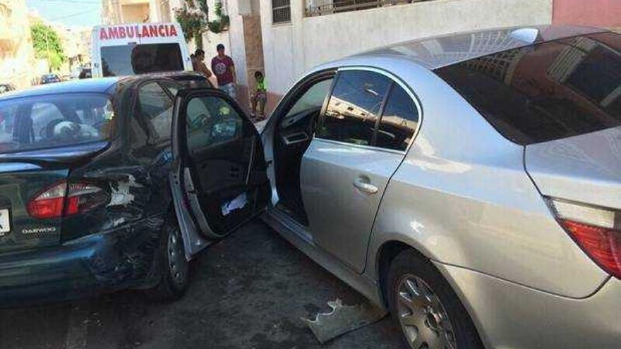 Tres detenidos tras darse a la fuga y chocar contra una fila de coches en Torrevieja