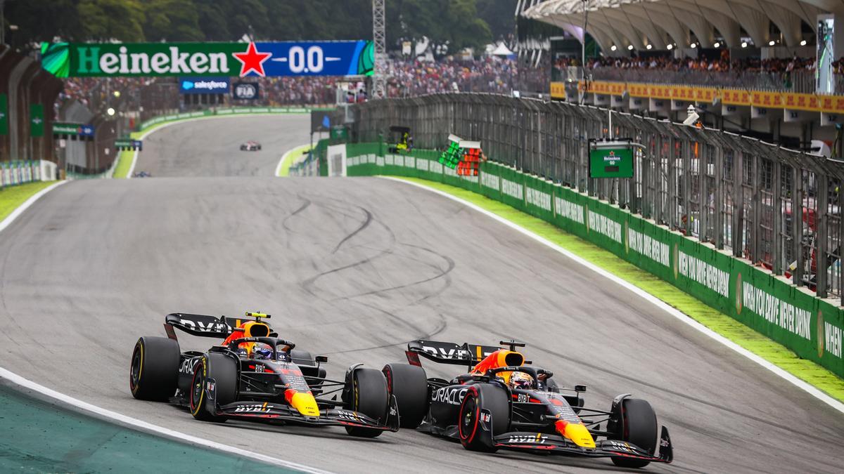 Los pilotos de Red Bull Sergio Pérez y Max Verstappen, en el Gran Premio de Brasil 2022.