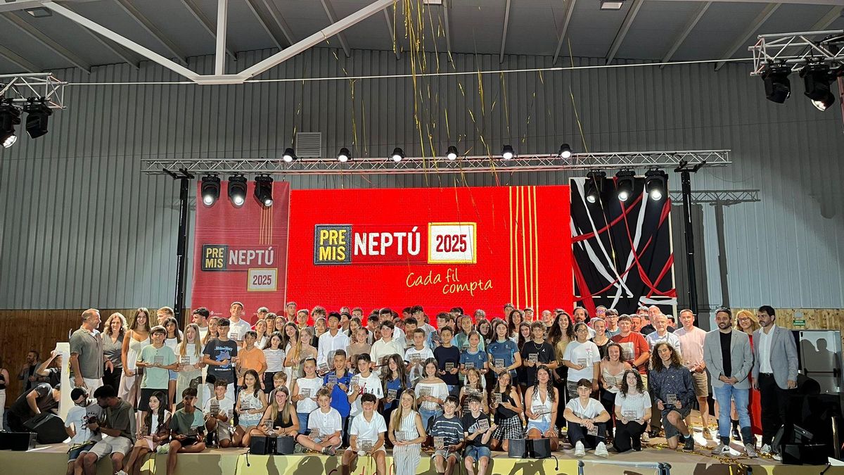 Foto de família de tots els guardonats durant la gala dels Premis Neptú a Igualada