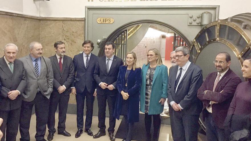 La presidenta del Congreso, Ana Pastor (centro), con Ramón Villares (2º i.), José Ramón Lete (4º i.), Román Rodríguez (5º i.), Irene Garrido (5ª d.), Darío Villanueva (4º d.), Juan Manuel Bonet (3º d.) y Henrique Monteagudo (2º d), entre otros, en el homenaje en el Instituto Cervantes.