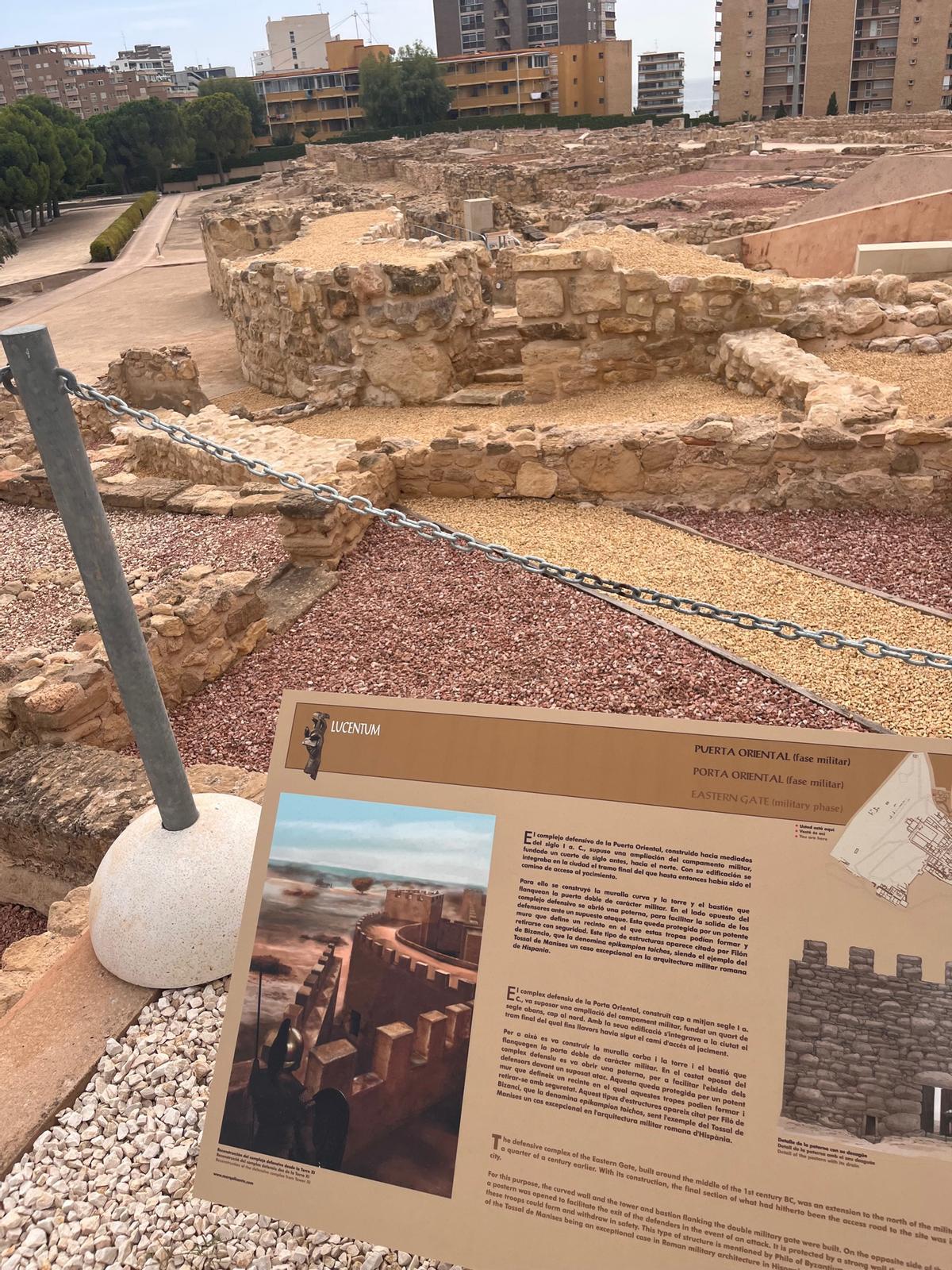 Uno de los carteles con la recreación de la zona de muralla que se ve al fondo.