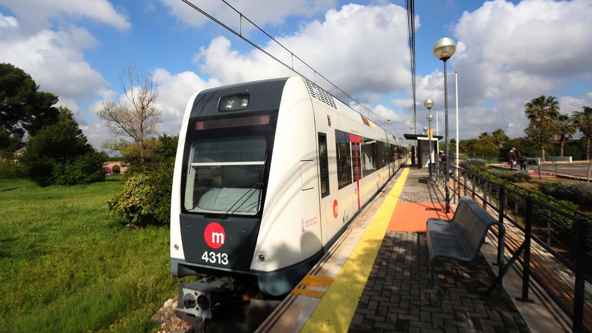 Apedreguen dos trens de metro de l’L2, la qual cosa obliga a modificar el servei