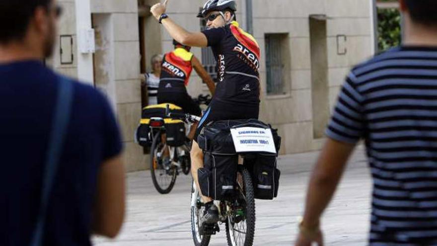 Los ciclistas se despiden de sus familiares durante los primeros momentos de su recorrido.