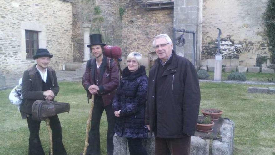 Dos peregrinos luxemburgueses junto al alcalde de Alcañices y la técnico de turismo.