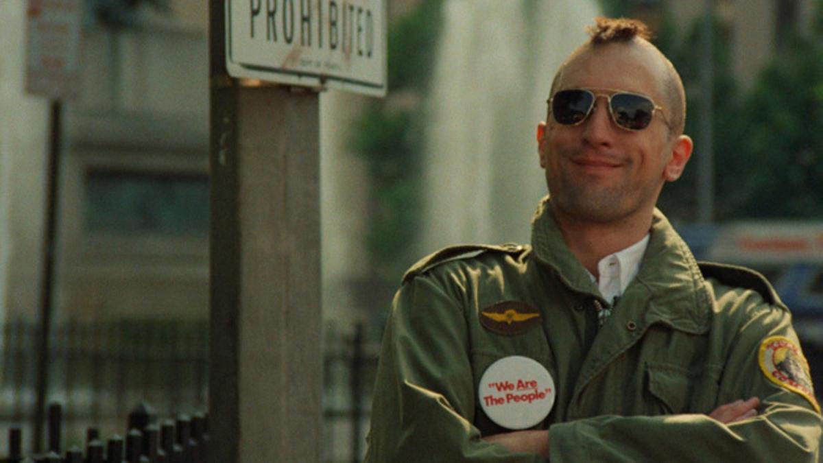 La película de Martin Scorsese, 'Taxi Driver', retrata la espiral destructiva de Travis Bickle, un personaje que refleja el machismo, el racismo y la misoginia con el que empatizamos más de lo que nos gustaría admitir.