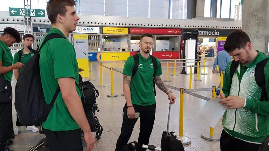 Los jugadores del Unicaja, ayer en el aeropuerto de Málaga antes de volar hacia Barcelona.