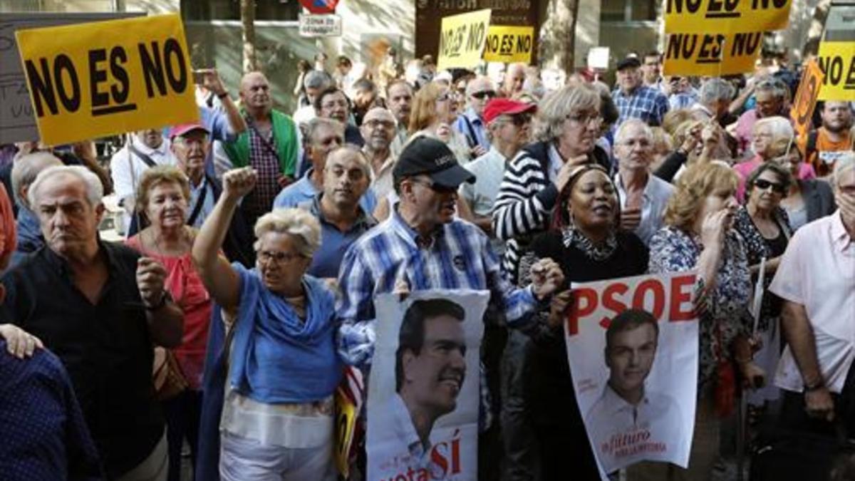 Simpatizantes de Pedro Sánchez, ante la sede del PSOE de la calle de Ferraz, con pancartas apoyando a su líder.