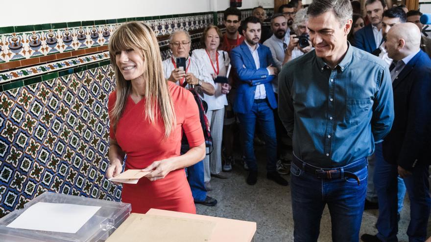 Begoña Gómez, esposa del candidato a la reelección por el PSOE, Pedro Sánchez, vota en el Colegio de Nuestra Señora del Buen Consejo, a 23 de julio de 2023, en Madrid (España).