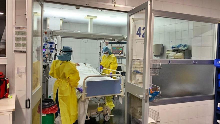 Sanitarios atienden a un paciente en el Hospital Regional. | L.O.