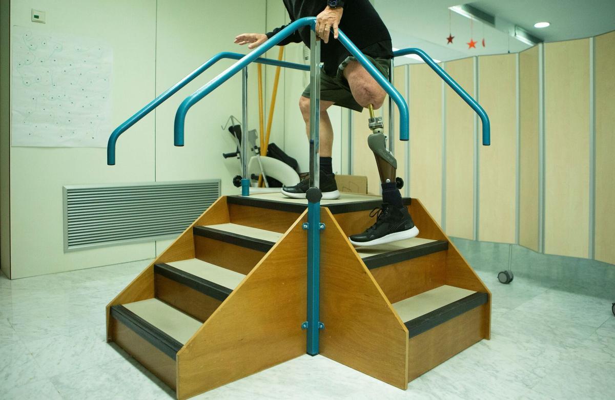 Una persona con una prótesis de pierna.