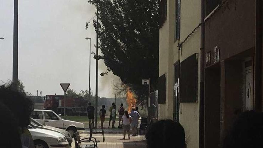 El incendio tras ser declarado el pasado jueves.