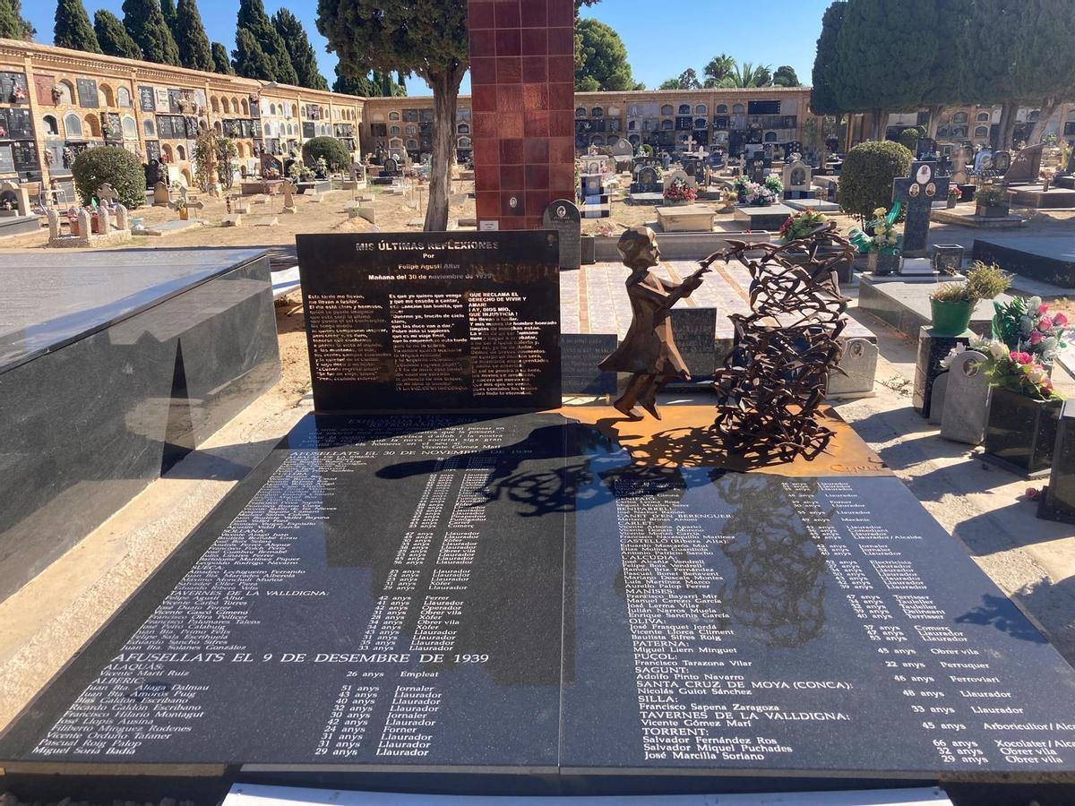 Memorial construido en el lugar que ocupaba la fosa 112 del Cementerio de Paterna.