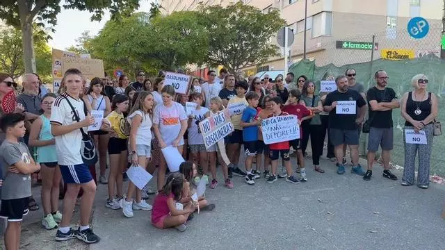 Los vecinos de Valdespartera vuelven a protestar por la instalación de dos gasolineras