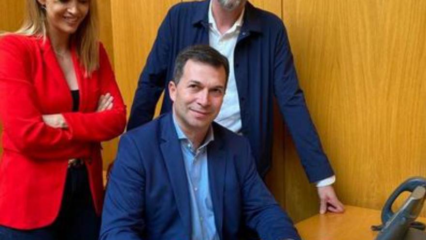 El coruñés Manuel Losada se une a Caballero y Besteiro en las primarias del PSOE