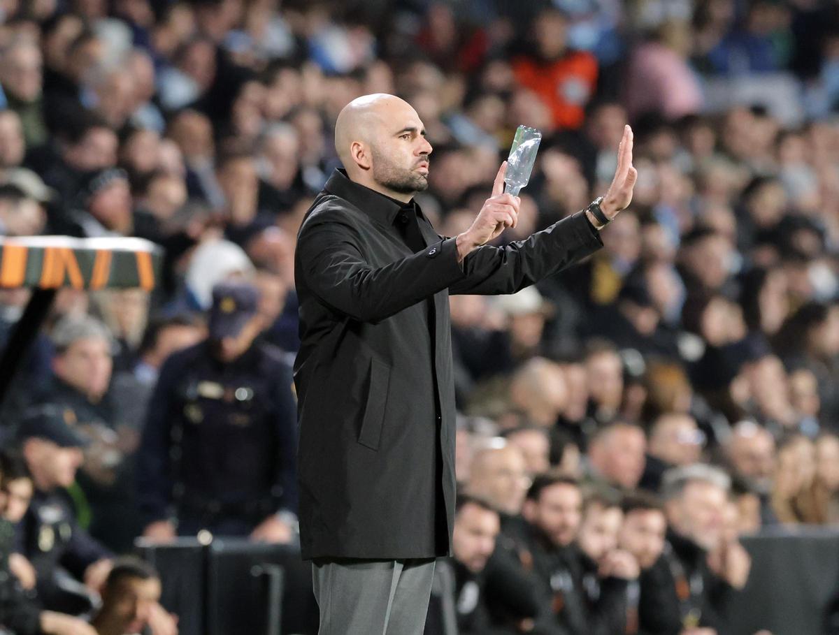 Claudio Giráldez durante el partido del Celta ante el PAOK en Balaídos
