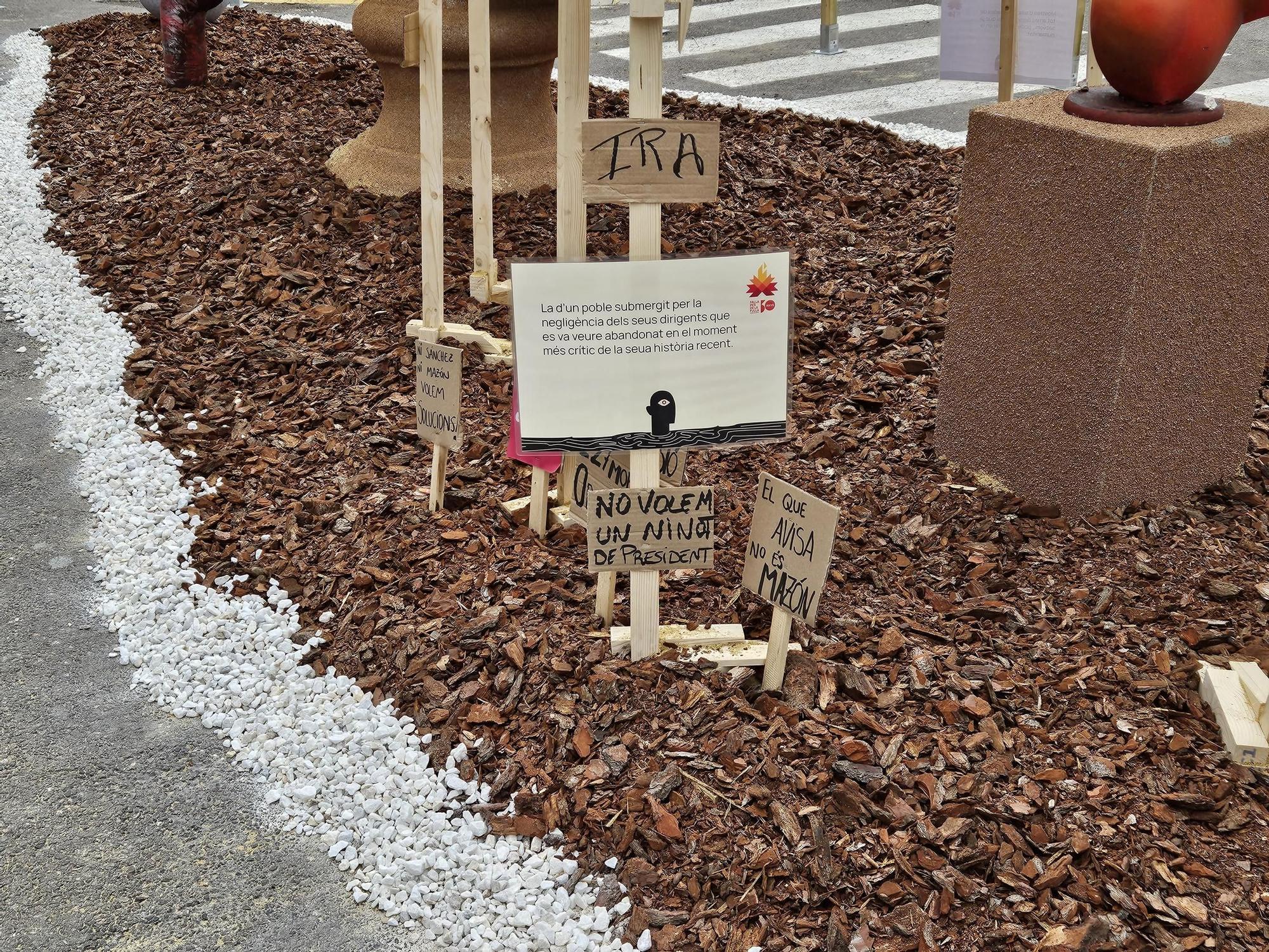 Las fallas de Carcaixent se llenan de críticas contra Mazón y homenajes a los voluntarios