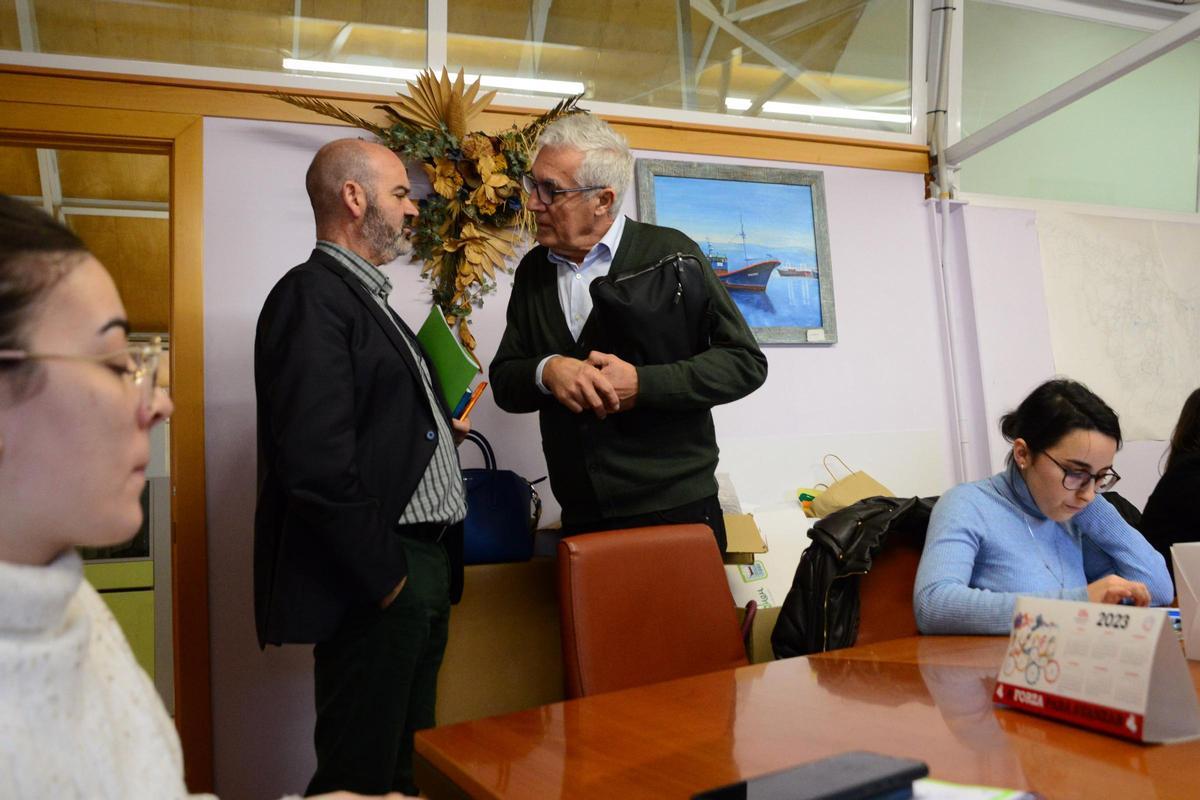 El alcalde de Bueu y presidente de turno de la Mancomunidade do Morrazo, Félix Juncal, conversa ayer con el interventor mancomunado, Miguel Santirso, antes del inicio de la junta de gobierno.