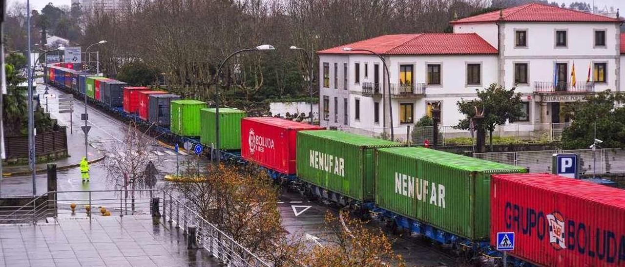 El tren de mercancías a su paso por la sede oficial de la Autoridad Portuaria de Vilagarcía, rumbo al muelle de Ferrazo. // Iñaki Abella