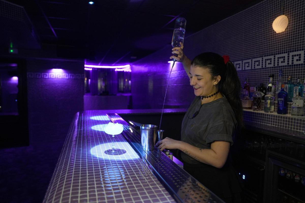 Daniela prepara un cóctel en la "discospa" de Pensión Mimosas, la nueva coctelería clandestina de Madrid.