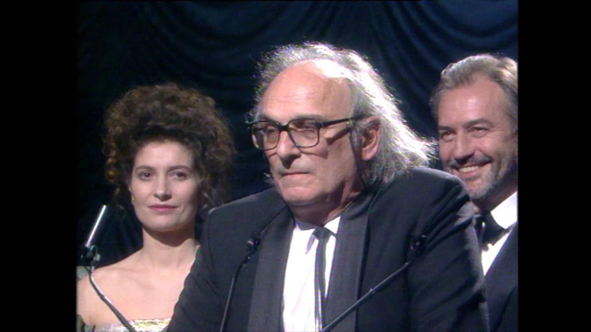 Carlos Saura en su noche triunfal de 1991 en los Goya.