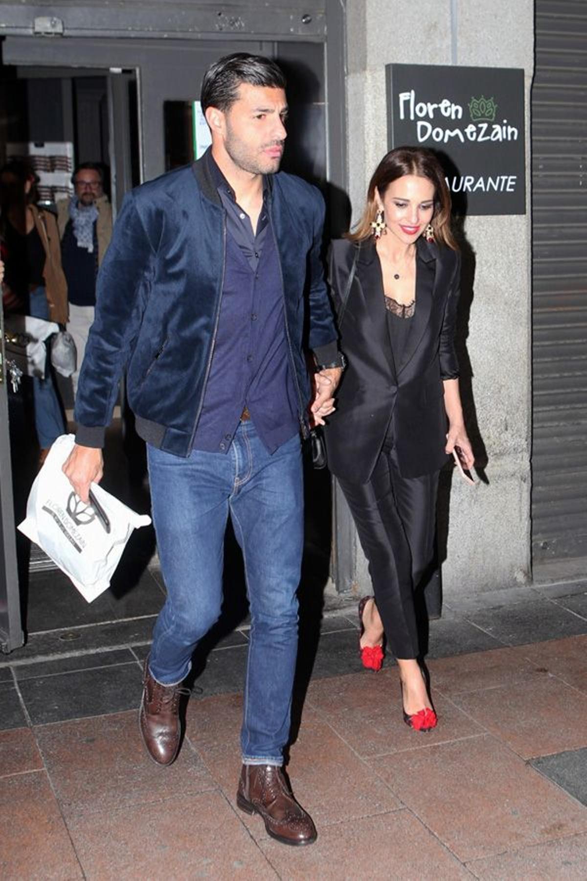 El look de Paula Echevarría con traje de chaqueta negro y zapatos rojos junto a Miguel Torres