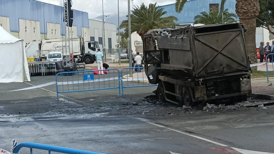 El fuego calcina un camión barredora que iba a limpiar las calles de la Feria de Abril de Catral