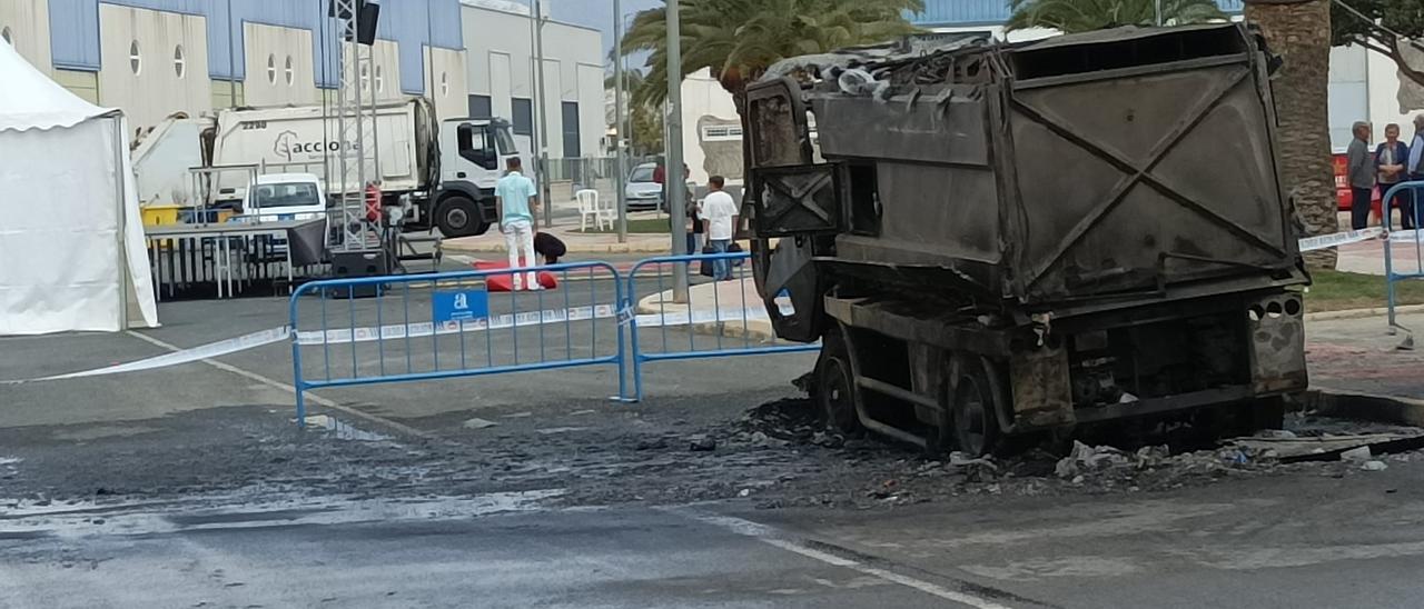 Incendio de un camión barredora en Catral cuando se disponía a limpiar las calles donde se celebraba la Feria de Abril