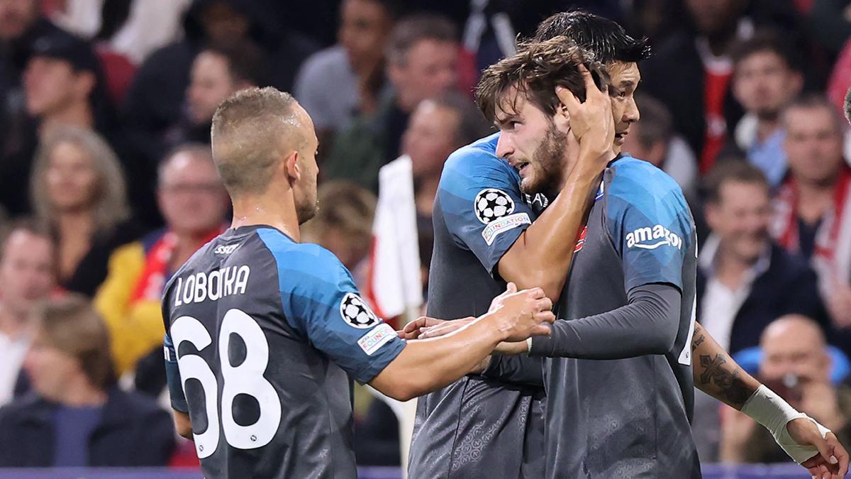 Jvicha Kvaratsjelia celebra el gol ante el Ajax