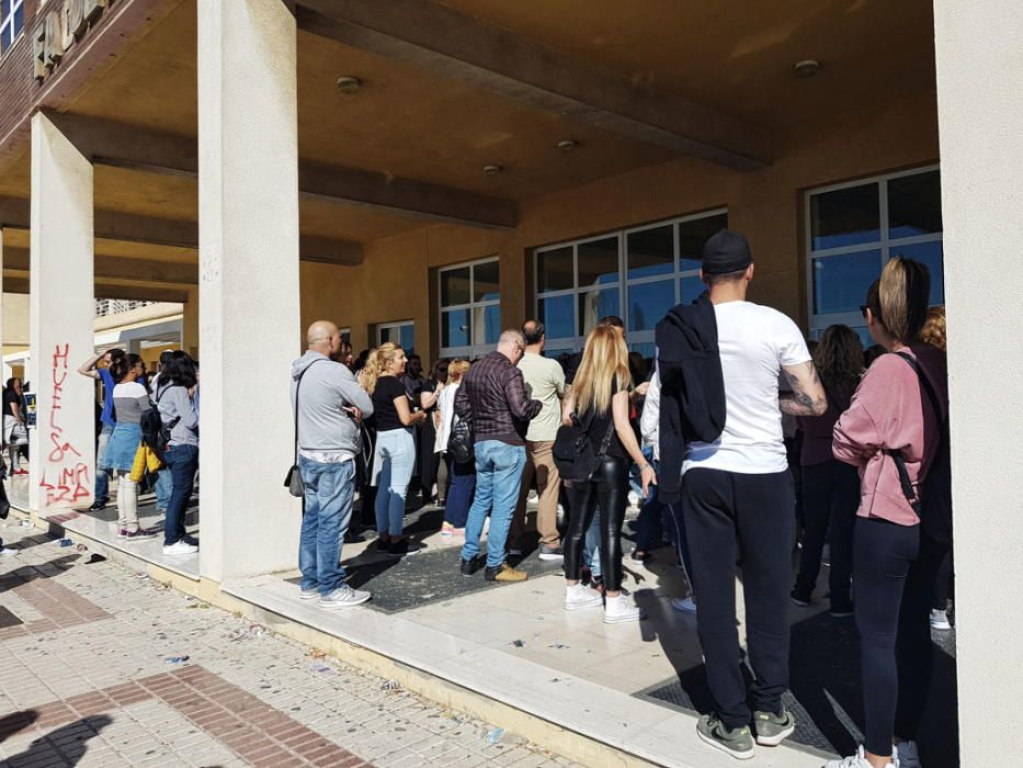 El encierro del personal de limpieza en la Facultad de Derecho de la Universidad de Málaga llega a su tercer día. La basura de los centros sigue acumulándose, pero las empresas, los trabajadores y la institución académica todavía no han llegado a un acuerdo. Este miércoles se ha vuelto a repetir la concentración de otros limpiadores a las puertas del edificio