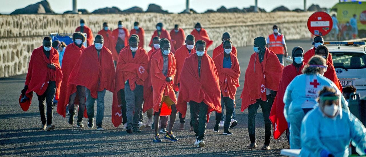 Llegada de un grupo de migrantes, el jueves, al muelle de Arrecife, en Lanzarote.