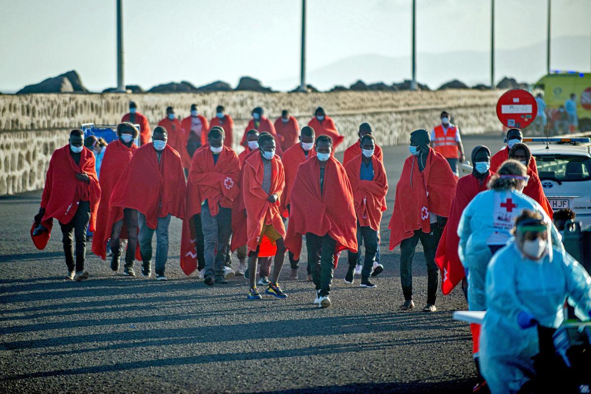 Llegada de un grupo de migrantes, el jueves, al muelle de Arrecife, en Lanzarote.