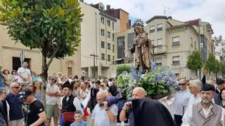 El Carmen reúne a una multitud en una misa reivindicativa para recuperar la Sociedad de Festejos: "Como vecinos, tenemos que implicarnos"