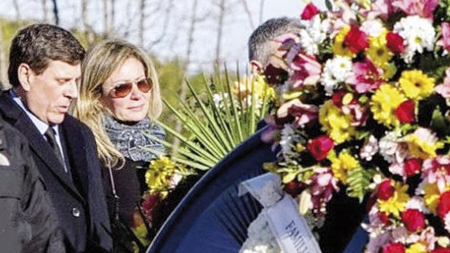 Juan Carlos y Diana, en el entierro de su hija. // TVG