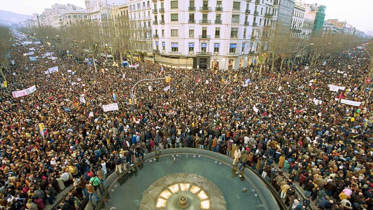 Manifestación 'No a la guerra' llenando el paseo de Gràcia y la Gran Via de Barcelona, en el año 2003