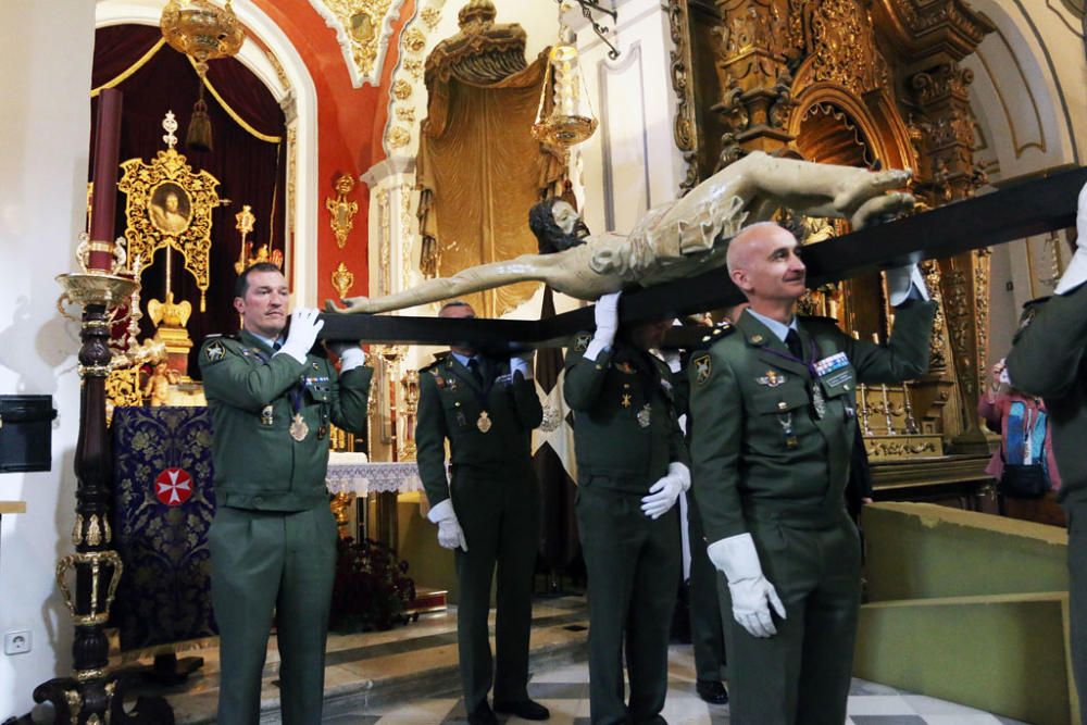 Los paracaidistas han trasladado la imagen por las calles del centro, para acabar con su entronización en la iglesia de San Juan